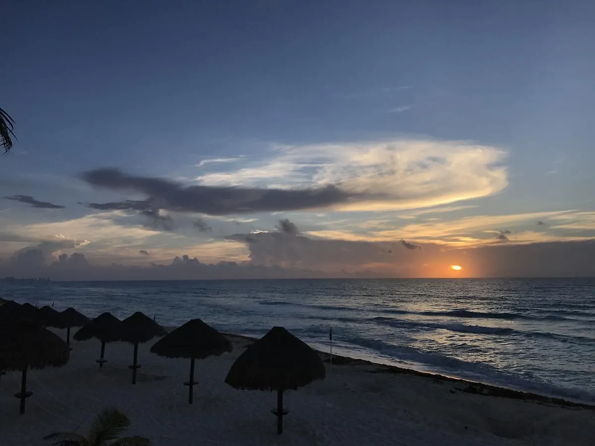 Eight Bedroom Beach House Cancún Villa