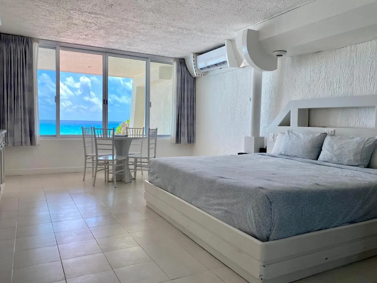 Eight Bedroom Beach House Cancún Villa