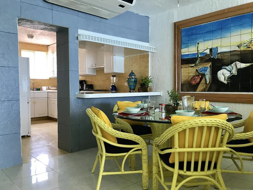 Eight Bedroom Beach House 坎昆