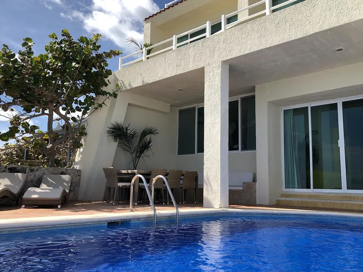 Eight Bedroom Beach House 坎昆