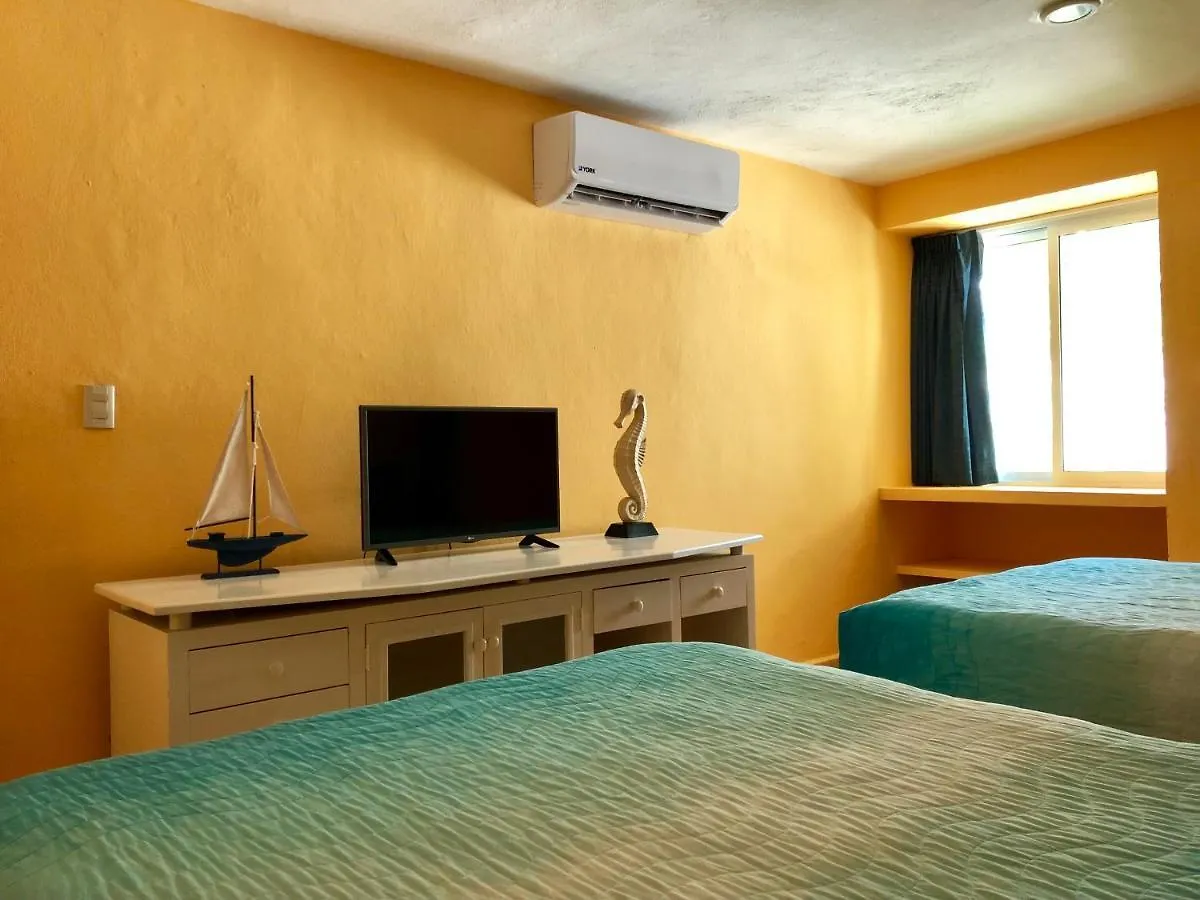 Eight Bedroom Beach House 坎昆