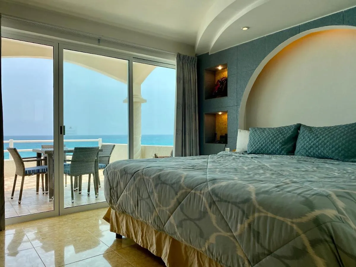Eight Bedroom Beach House Cancún 0*,  Mexiko
