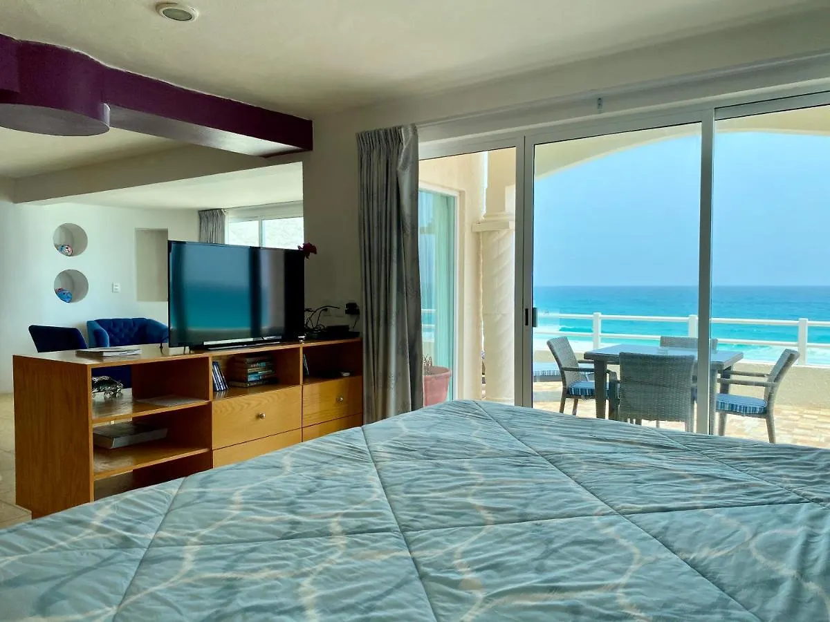 Eight Bedroom Beach House 坎昆