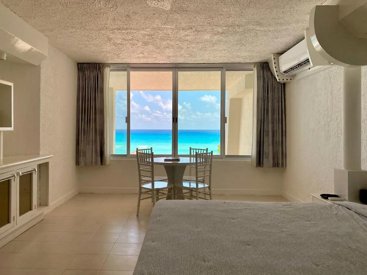 Eight Bedroom Beach House 坎昆